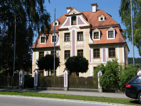 Geschäftsstelle des ASM im historischen Dossenberger Pfarrhof in Billenhausen 