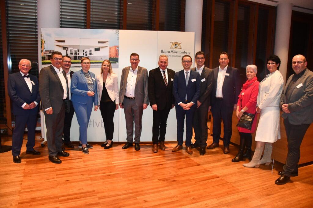 (v.l.n.r.): Franz Josef Pschierer Staatsminister a.D., Joachim Graf, Eva Treu, Sandra Settele, Rainer Lohner, Paul Lehrieder MdB, parlamentarischer Staatssekretär Benjamin Strasser MdB, Matthias Dolpp, Steffen Haap, Monika Bormann, Irena Staudenmaier und Heiko Schulze (v.l.n.r.): Franz Josef Pschierer Staatsminister a.D., Joachim Graf, Eva Treu, Sandra Settele, Rainer Lohner, Paul Lehrieder MdB, parlamentarischer Staatssekretär Benjamin Strasser MdB, Matthias Dolpp, Steffen Haap, Monika Bormann, Irena Staudenmaier und Heiko Schulze