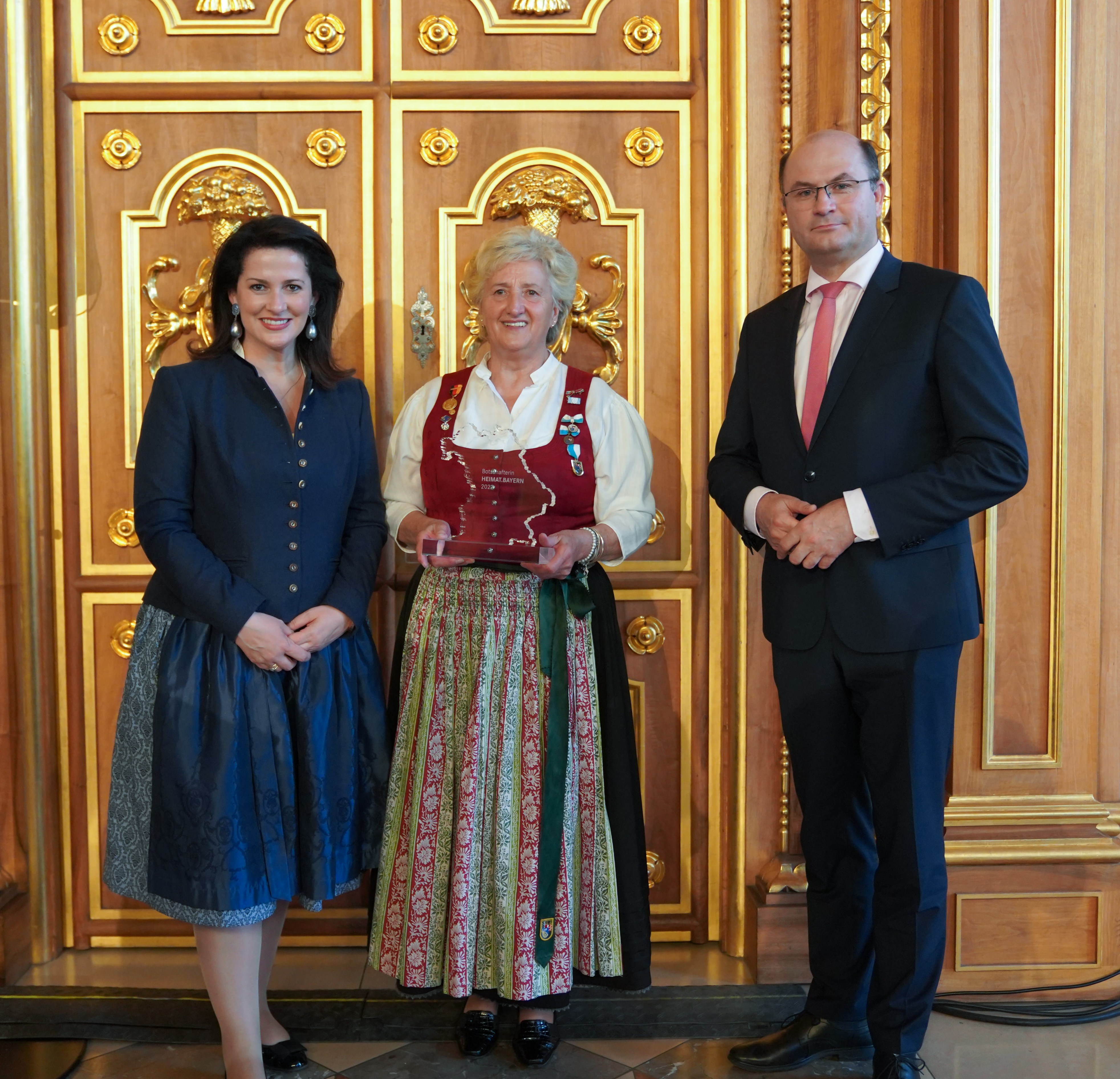 StM Michaela Kaniber, Stv. ASM-Präsidentin und neue Heimatbotschafterin Centa Theobald und StM Albert Füracker StM Michaela Kaniber, Stv. ASM-Präsidentin und neue Heimatbotschafterin Centa Theobald und StM Albert Füracker