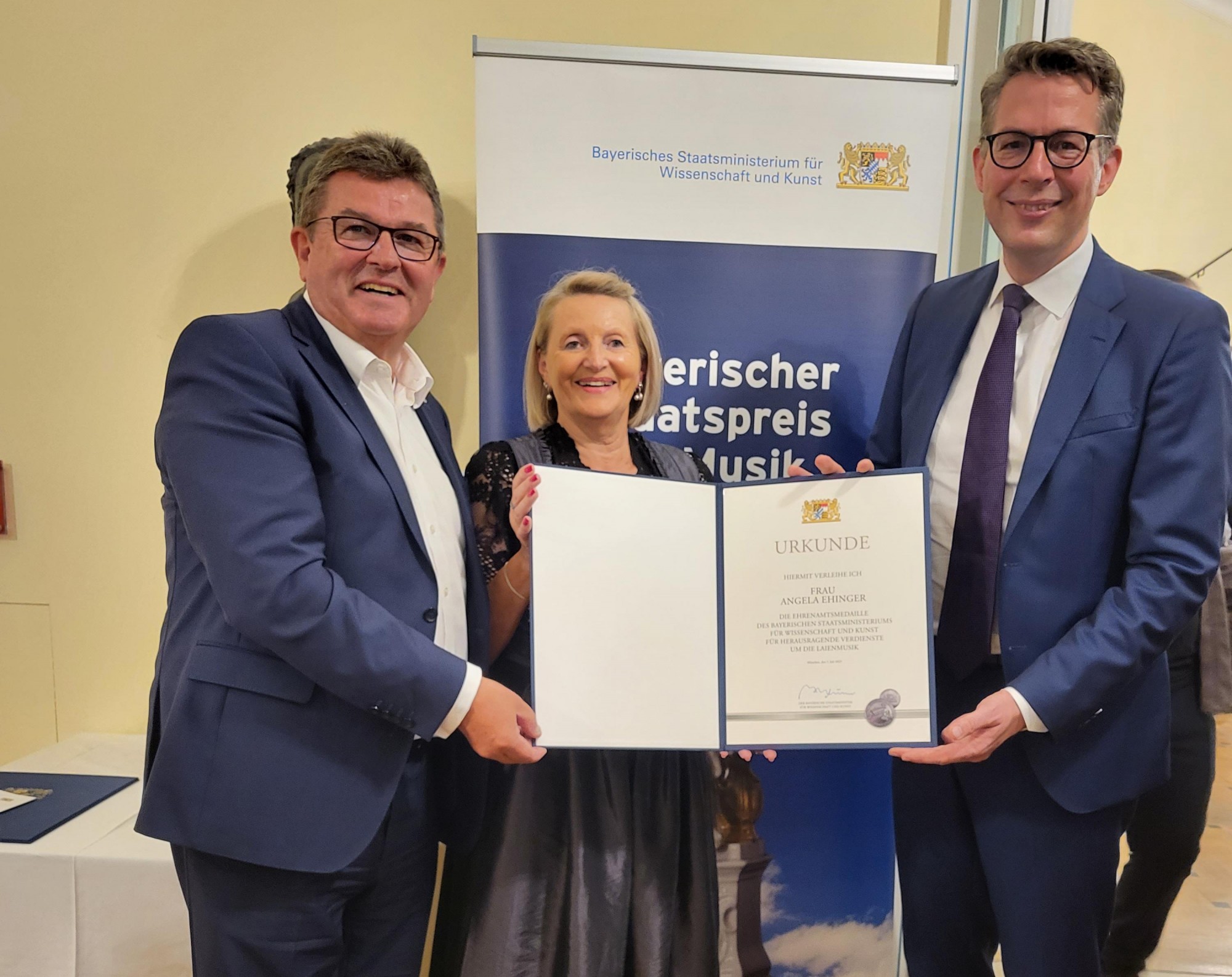 ASM-Präsident Franz Josef Pschierer, Preisträgerin Angela Ehinger, Staatsminister Markus Blume ASM-Präsident Franz Josef Pschierer, Preisträgerin Angela Ehinger, Staatsminister Markus Blume