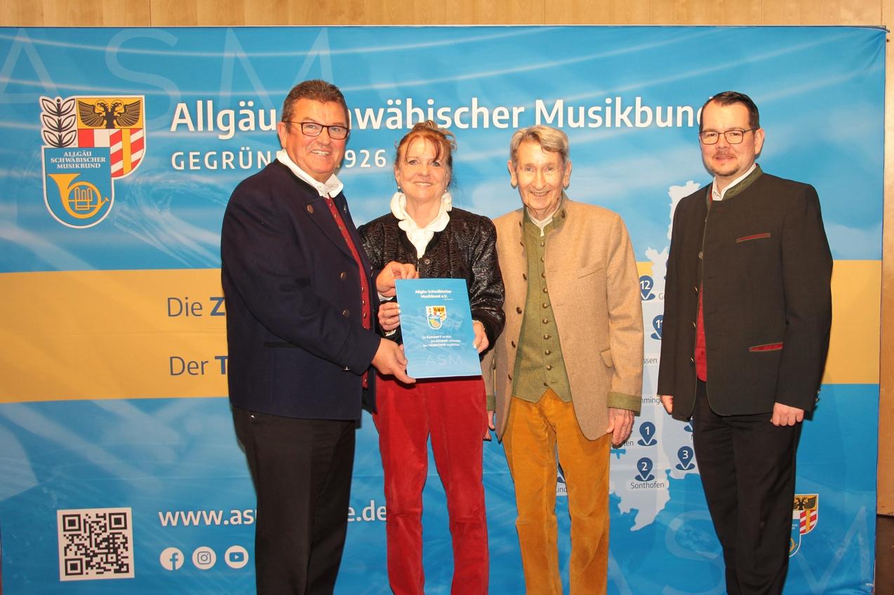 1080 Unterzeichnung einer Sponsoringvereinbarung für das Jahr 2023: Präsident Franz Josef Pschierer, Marieluise Vorwerk, Mäzen und Blasmusikfan Hans J. Kania und Geschäftsführer Joachim Graf