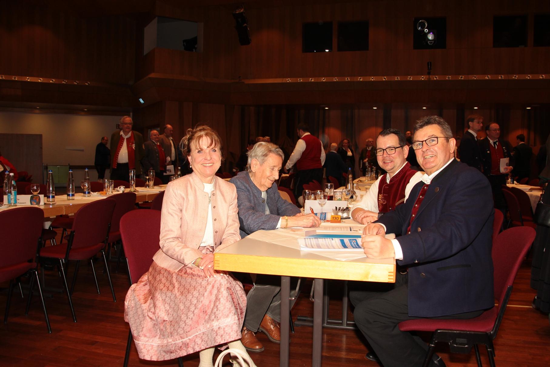 1080 Am Rande der Delegiertenversammlung unterzeichnete Blasmusik-Mäzen Hans Joachim Kania (mit Lebensgefährtin Marieluise Vorwerk) eine Sponsoringvereinbarung im Gegenwert von 5.000 € für das Jahr 2024.