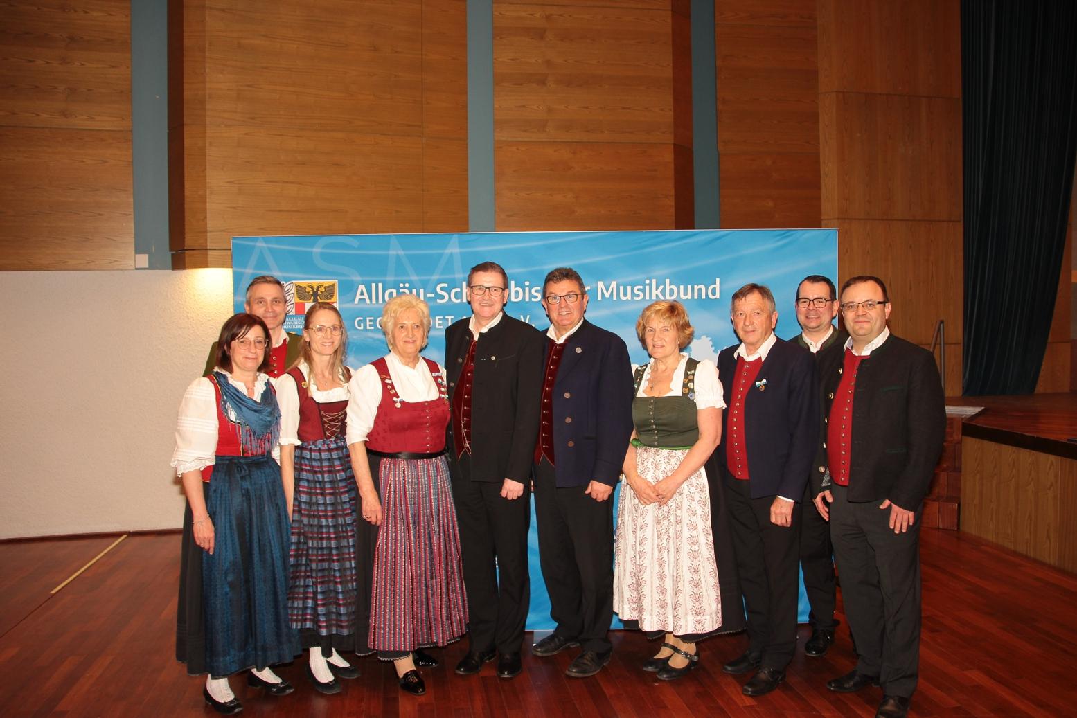 Das neu gewählte Präsidium v.l.n.r.: Maria Reindle (Schatzmeisterin), Patrick Scheel (Vizepräsident), Sandra Settele (Verbandsdirigentin), Centa Theobald (Stv. Präsidentin), Rainer Lohner (Stv.Präsident), Franz Josef Pschierer (Präsident), Monika Fleschhut (Vizepräsidentin), Theo Keller (Vizepräsident), Joachim Graf (Geschäftsführer), Andreas Rest (Vizepräsident) - Es fehlt: Sandra Linder (Verband Das neu gewählte Präsidium v.l.n.r.: Maria Reindle (Schatzmeisterin), Patrick Scheel (Vizepräsident), Sandra Settele (Verbandsdirigentin), Centa Theobald (Stv. Präsidentin), Rainer Lohner (Stv.Präsident), Franz Josef Pschierer (Präsident), Monika Fleschhut (Vizepräsidentin), Theo Keller (Vizepräsident), Joachim Graf (Geschäftsführer), Andreas Rest (Vizepräsident) - Es fehlt: Sandra Linder (Verband