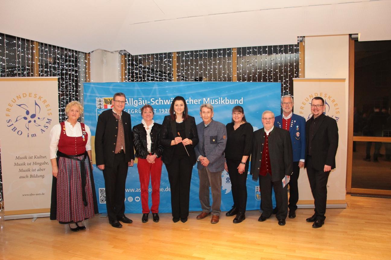 1080 Centa Theobald, Rainer Lohner (beide Stv. Präsidenten), Marieluise Vorwerk, Dr. Verena Mösenbichler Bryant, Hans Kania (Sponsor), Barbara Batzer (Verbandsjugendsprecherin), Johann Kohler (Kurator der Theo-Müller-Stiftung), Dr. Rainer Schaller (Stv. Präsident), Joachim Graf (ASM-Geschäftsführer)